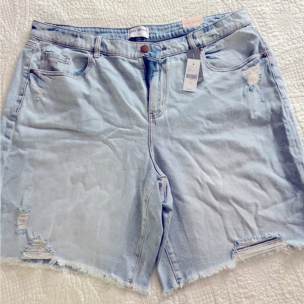 Signature Fit Boyfriend Bermuda Jean Short. Size 18. Light Denim